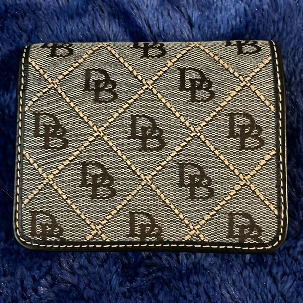 Dooney and Bourke Wallet. Used, good condition. Bought in the 2000s.